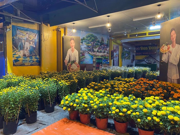 Lê Dương Bảo Lâm ra sạp phụ vợ buôn bán, Mạc Văn Khoa bán hoa Tết
