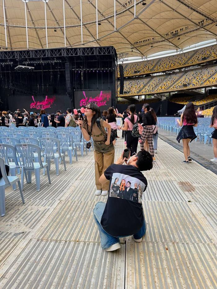 Anh Tú cưng Diệu Nhi hết mực: Hộ tống sang Malaysia xem concert BLACKPINK, đã thế còn mặc chiếc áo 