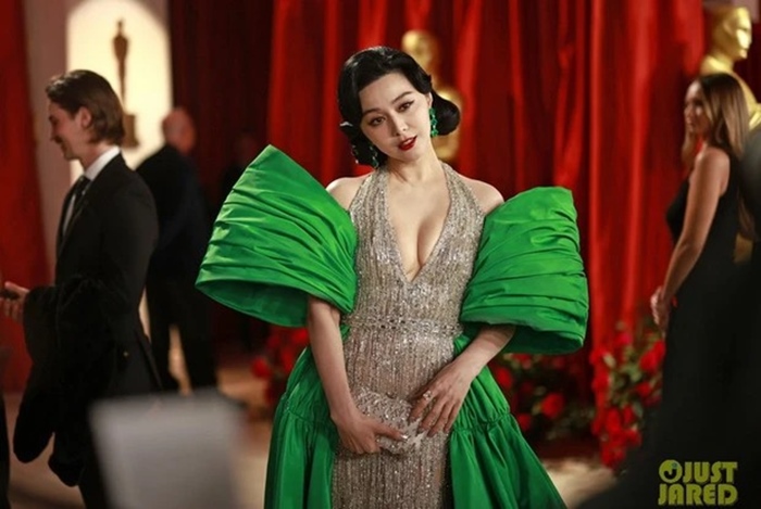 Phạm Băng Băng chiếm trọn spotlight tại thảm đỏ Oscar 2023 nhờ bộ váy xẻ ngực gợi cảm