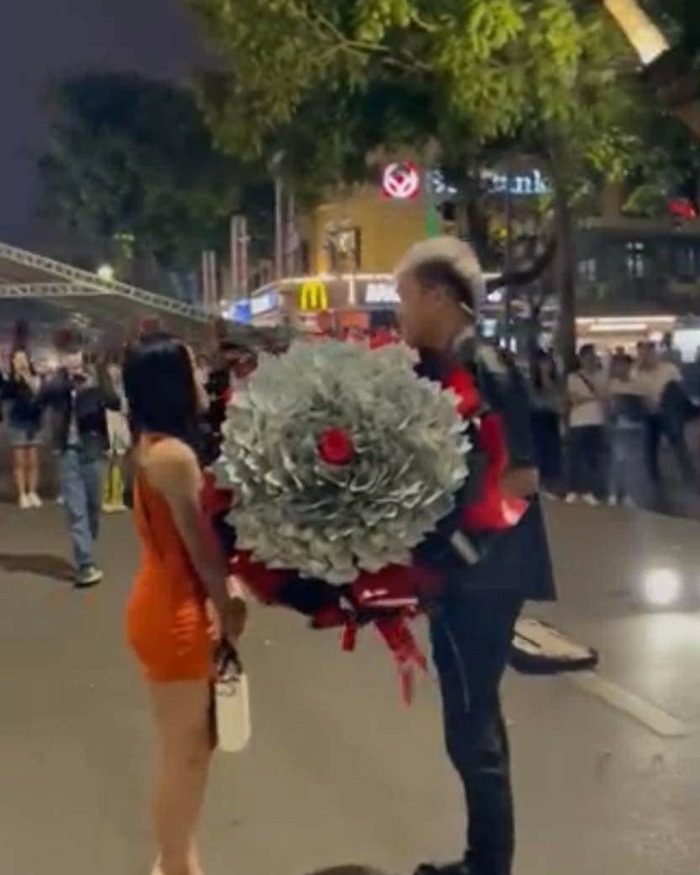 Chàng trai chơi trội tỏ tình với bạn gái bằng bó hoa toàn tờ 100 USD, dân mạng liền nhắc nhở điều này