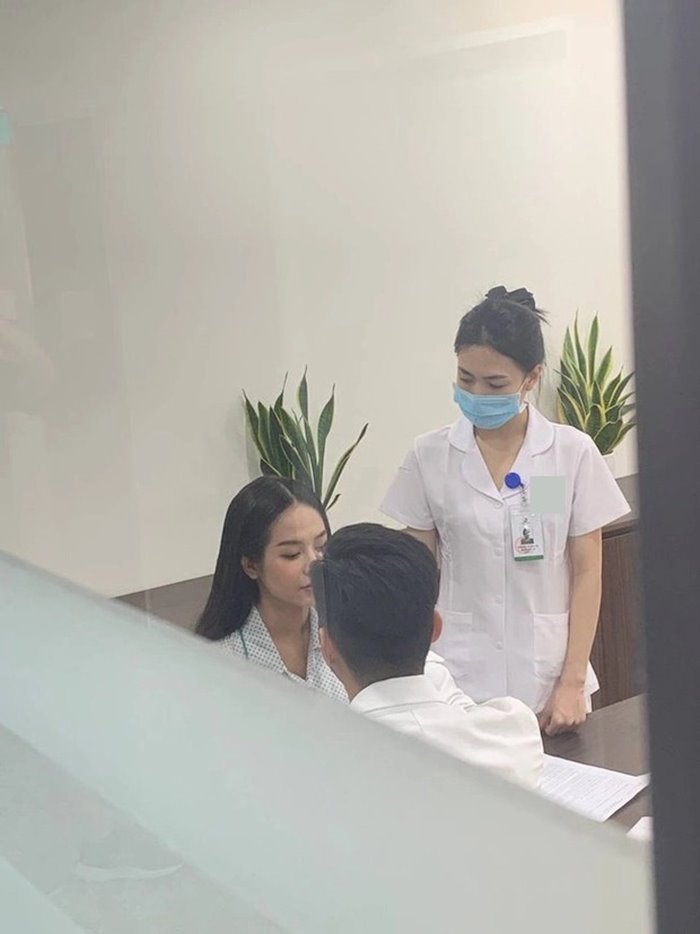 Rò rỉ hình ảnh Hoa hậu Thanh Thủy xuất hiện tại thẩm mỹ viện, nghi vấn dao kéo vòng 1 lộ rõ?