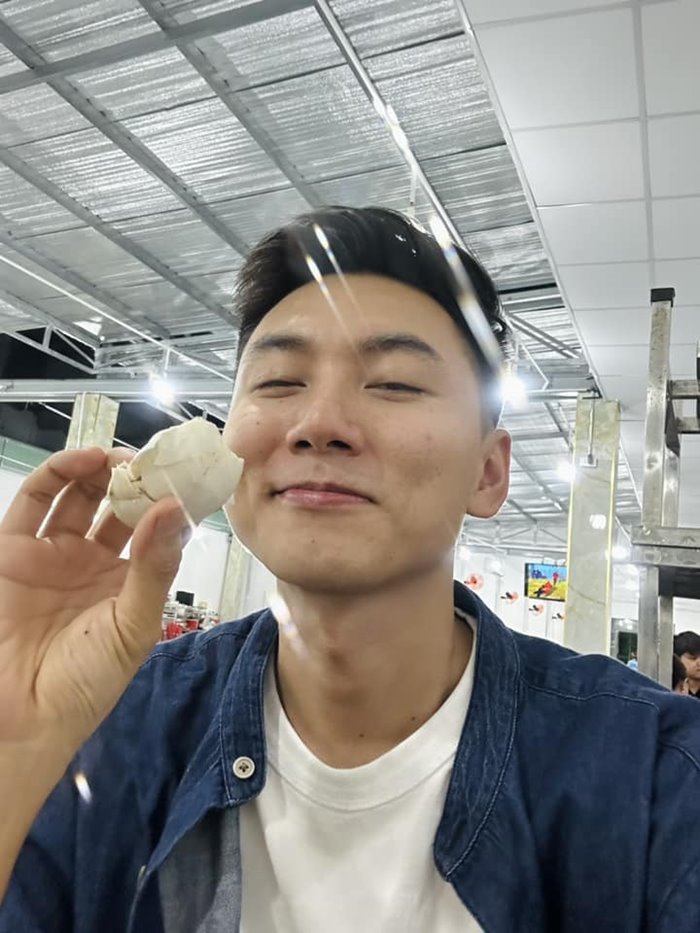 Thùy Tiên đi ăn trứng vịt lộn cùng Youtuber Khoai Lang Thang sau ồn ào mặc trang phục Mông Cổ ở Hà Giang