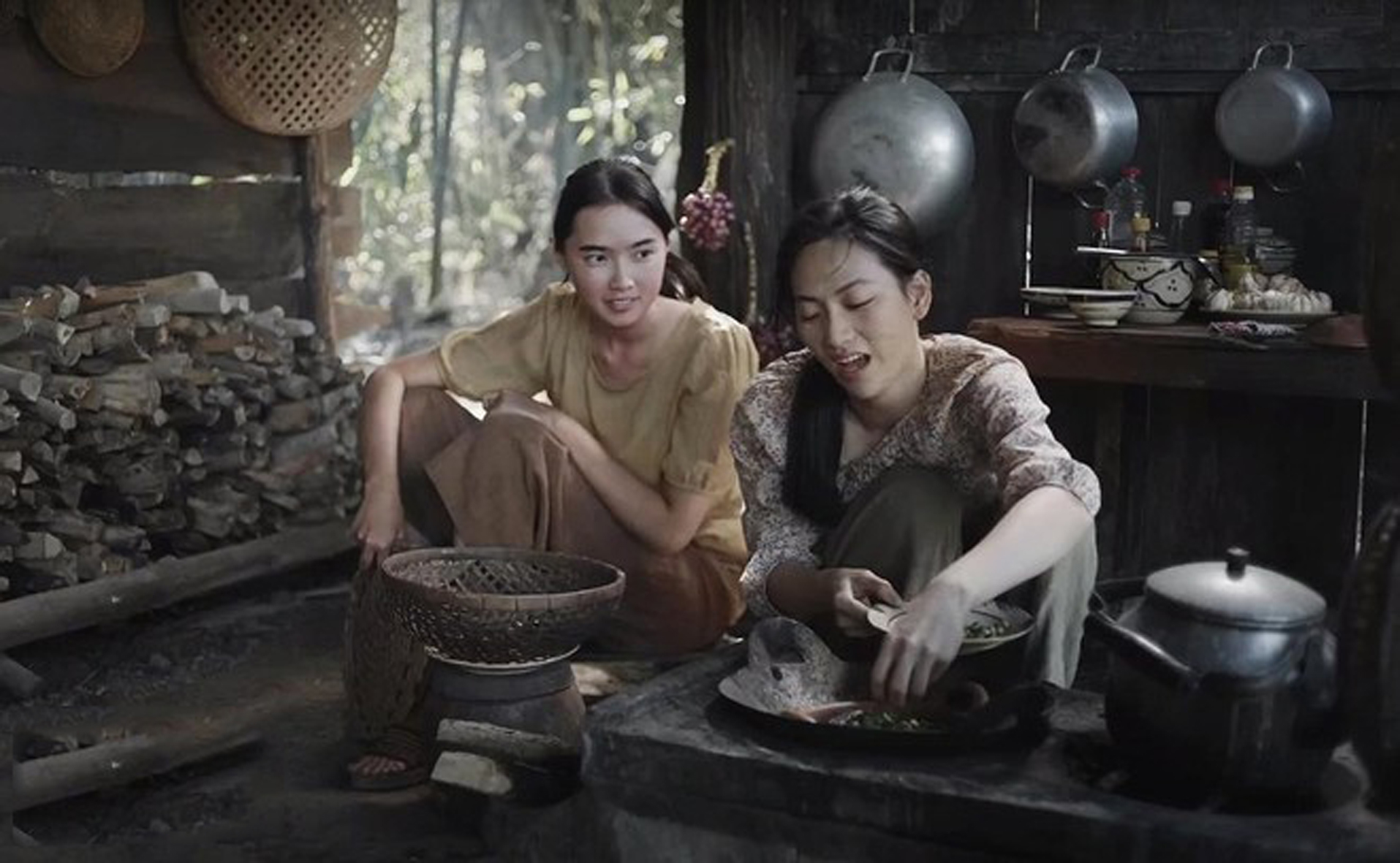 Phim xoay quanh chuyện tình yêu và gia đình  đầy khốn khổ của những người phụ nữ tại xóm Thơm Rơm