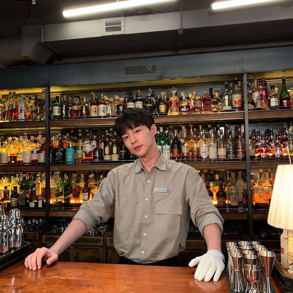Bae In Hyuk hóa thân thành anh chàng bartender điển trai Park Dan Hee