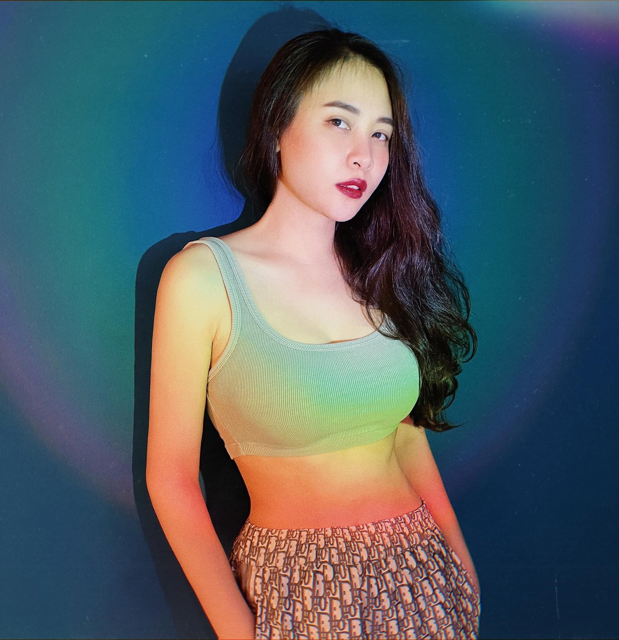 Đàm Thu Trang hoạt động nghệ thuật với tư cách là một người mẫu