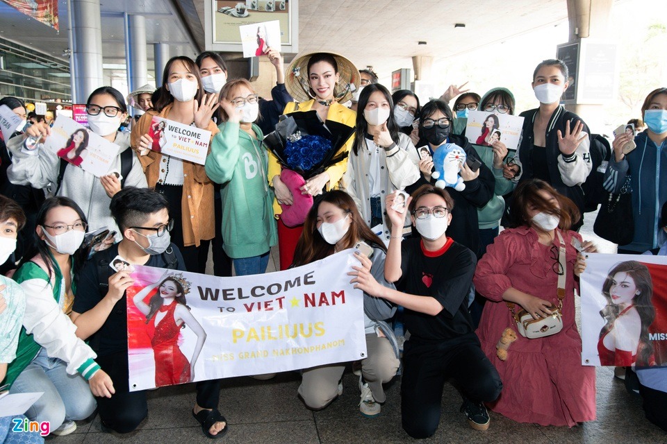 Nhiều bạn trẻ đã có mặt tại sân bay Tân Sơn Nhất để bày tỏ sự hâm mộ
