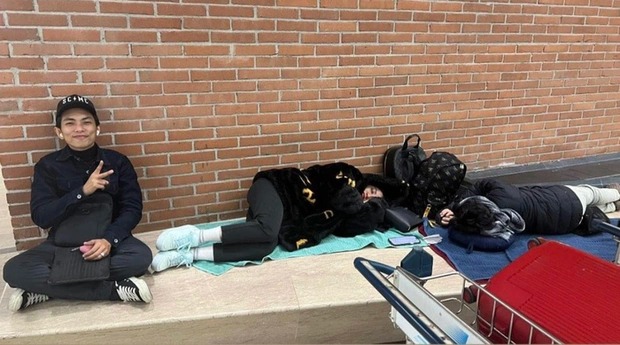 Hình ảnh Khánh Thi và con trai nằm ngủ tại sân bay Venice
