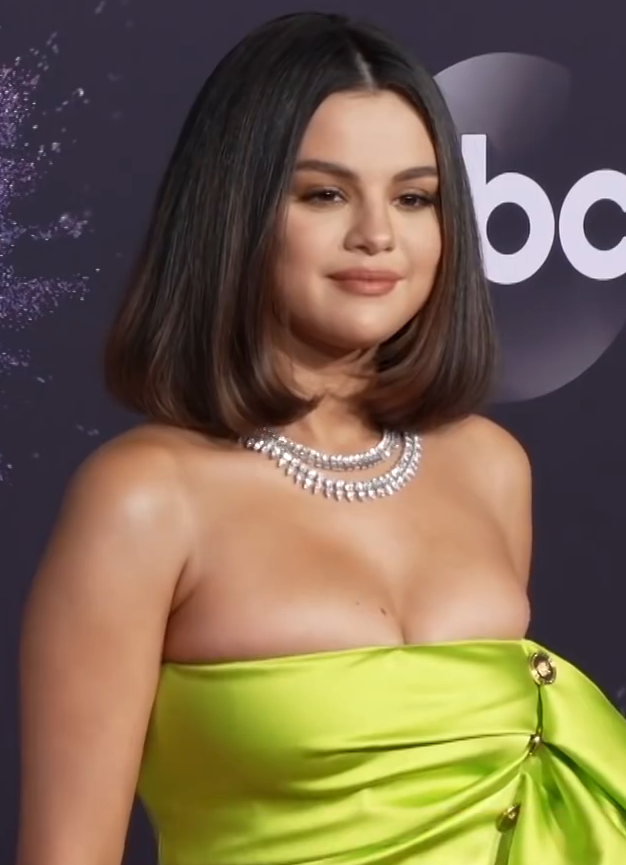 191125_Selena_Gomez_at_the_2019_American_Music_Awards_(cropped)