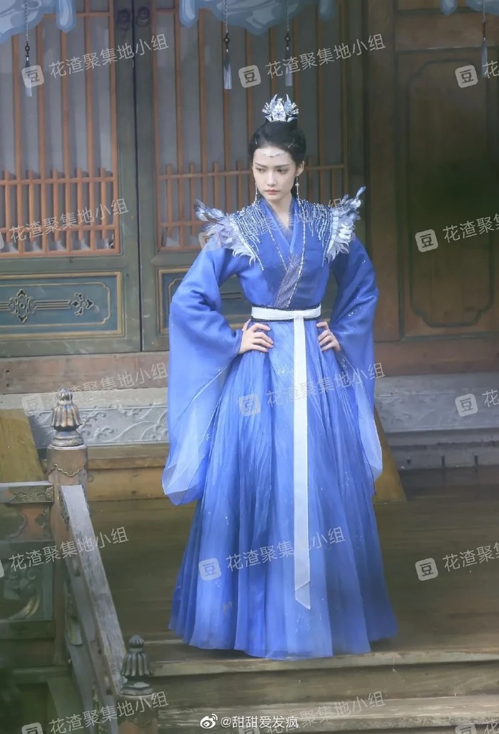 Nữ phụ Gia Nại Na xuất hiện trong ảnh với trang phục xanh tím cùng phụ kiện cầu kỳ