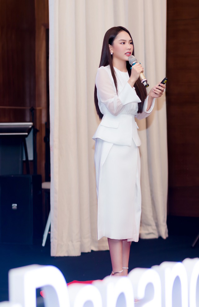 Hoa hậu Mai Phương diễn thuyết tại chương trình được tổ chức tại một trường đại học.