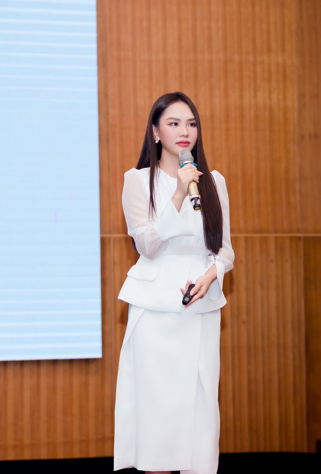 Hoa hậu Mai Phương nghẹn ngào kể về những áp lực sau đăng quang.