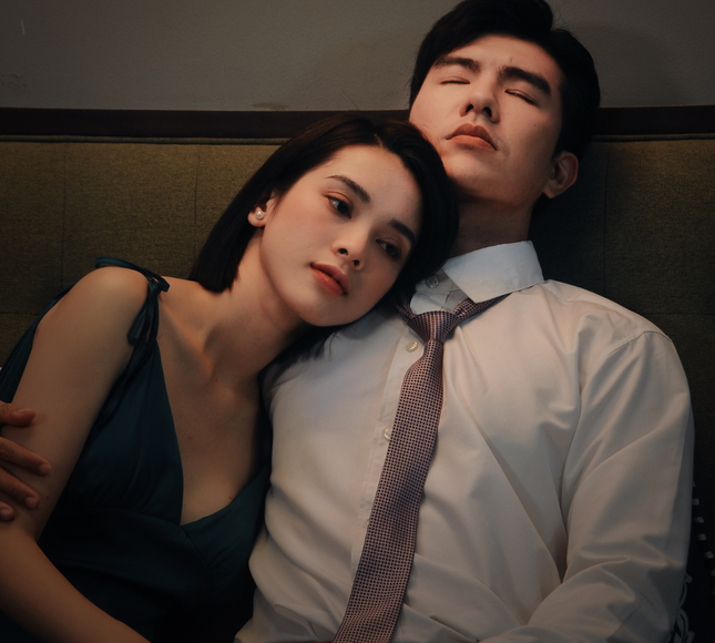 Steven Nguyễn và Quỳnh Lương có những cảnh tình cảm trong phim mới.
