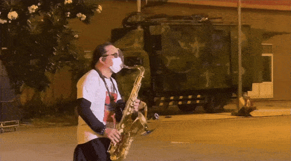 TP HCM: Hàng nghìn người xúc động với buổi biểu diễn của nghệ sĩ saxophone Trần Mạnh Tuấn tại bệnh viện dã chiến