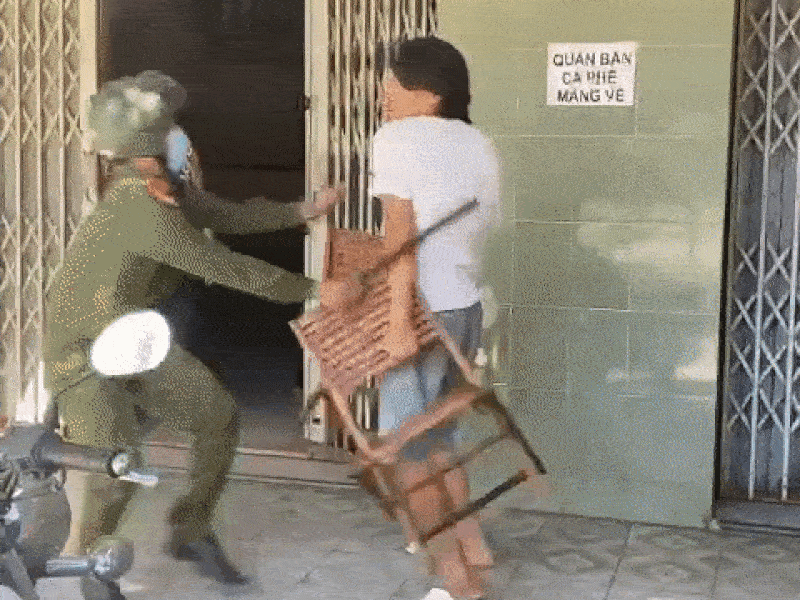 Đà Nẵng: Người đàn ông vác ghế đánh công an khi bị nhắc nhở không đeo khẩu trang