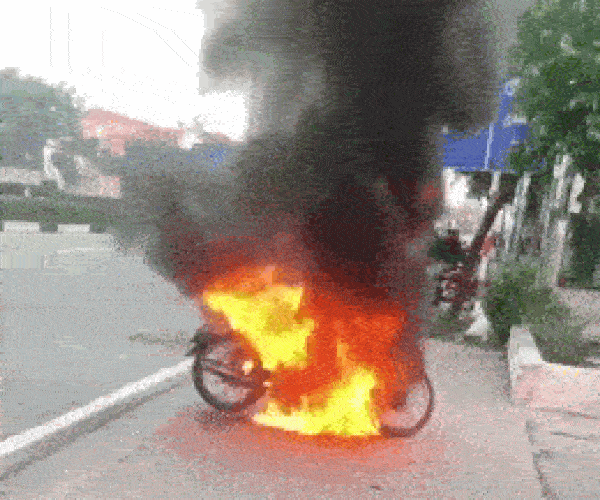 Bình Dương: Nam thanh niên châm lửa đốt xe máy khi bị công an kiểm tra giấy đi đường lúc giãn cách